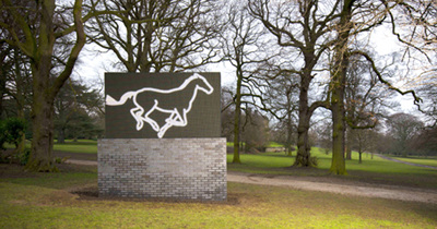 줄리안 오피 작품 영국 요크셔 조각 공원에서 전시 Julian Opie's <em>Galloping horse. </em>LED at Yorkshire Sculpture Park